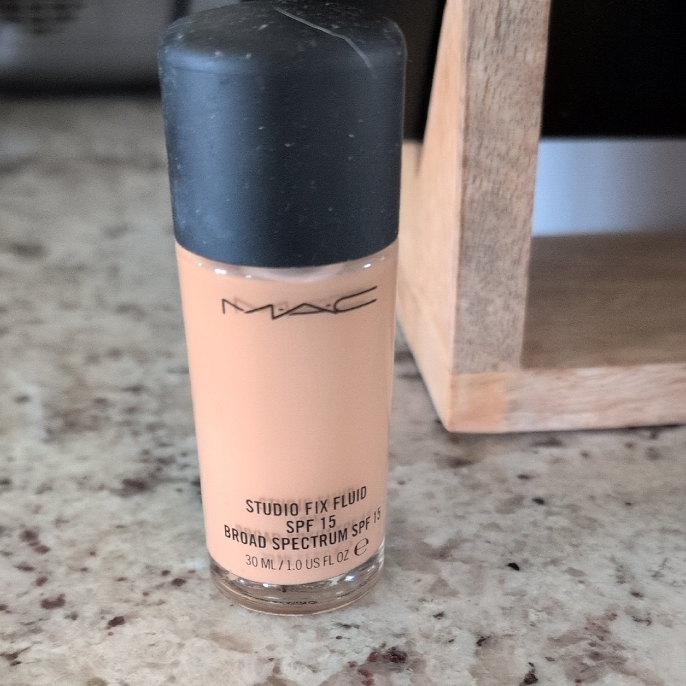 MAC Cosmetics Studio Fix Fluid SPF 15 Foundation - Cream